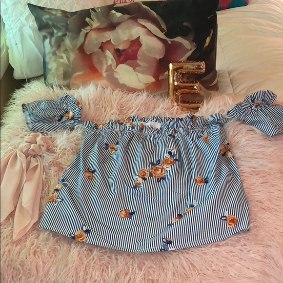 Off-The-Shoulder Ruffled Crop Top - Picture 2 of 7